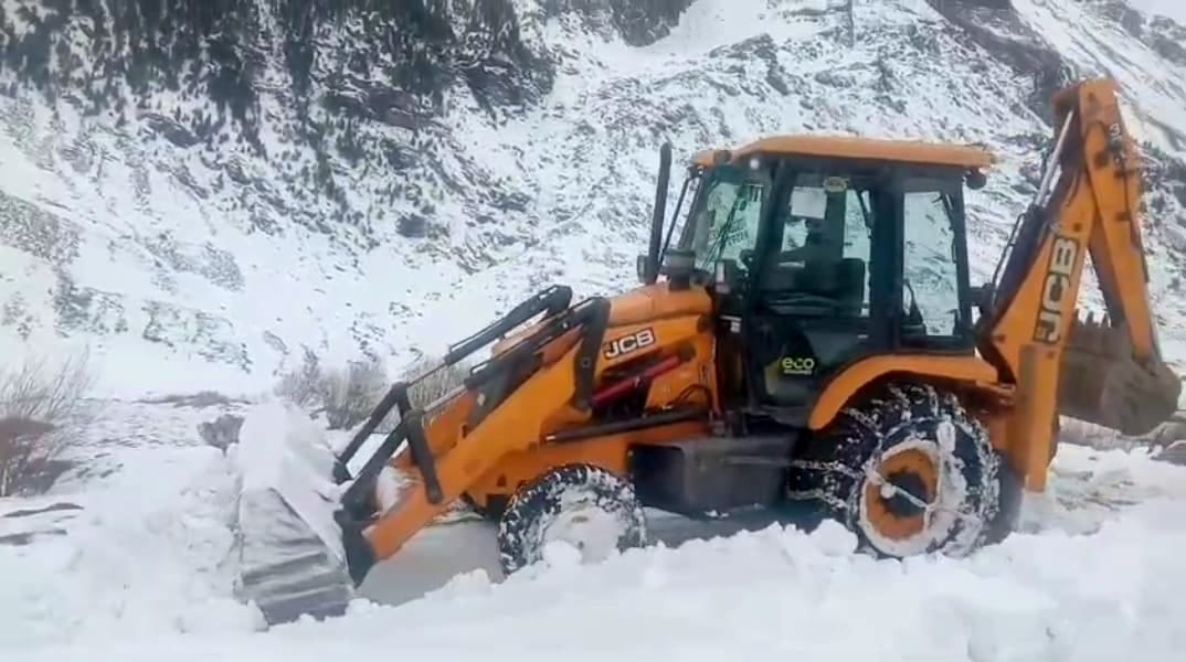 70 connectivity roads of Lahaul valley closed due to snowfall restored