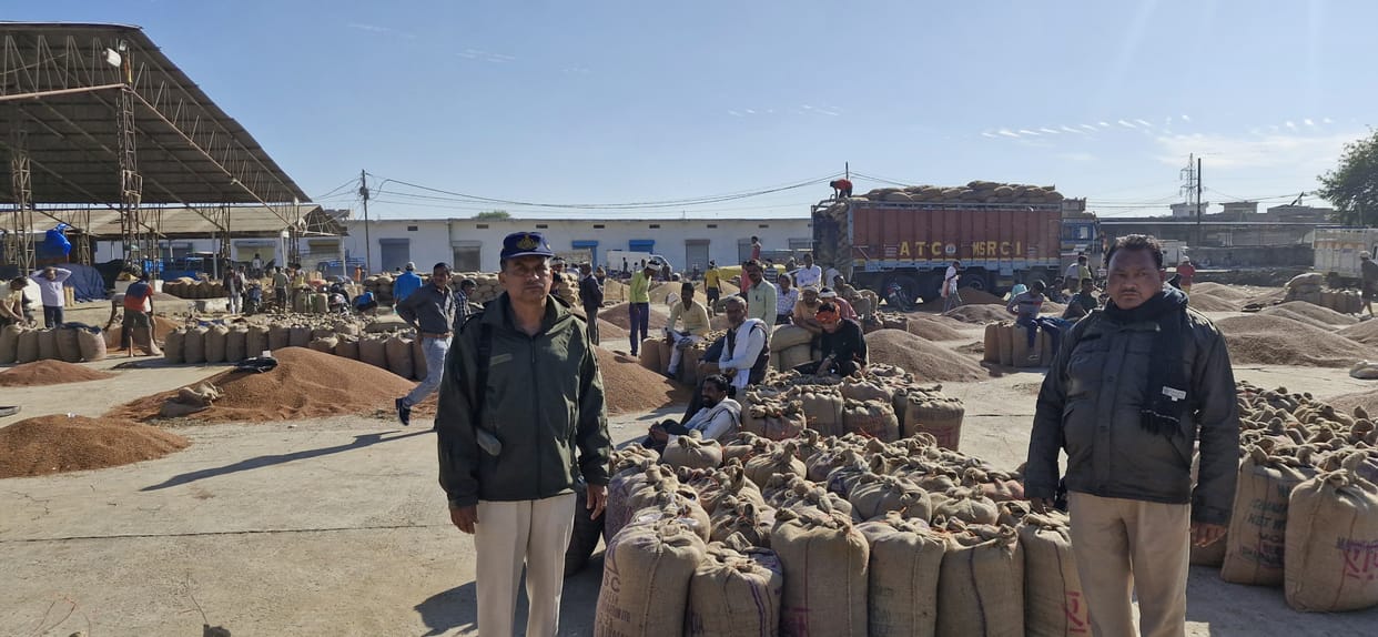 Damoh Purchase of grains under the protection of armed police in Krishi Upaj Mandi Two security personnel