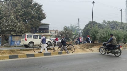 Kanpur Black Spot To avoid a 12 km detour people broke the divider and made a new cut themselves