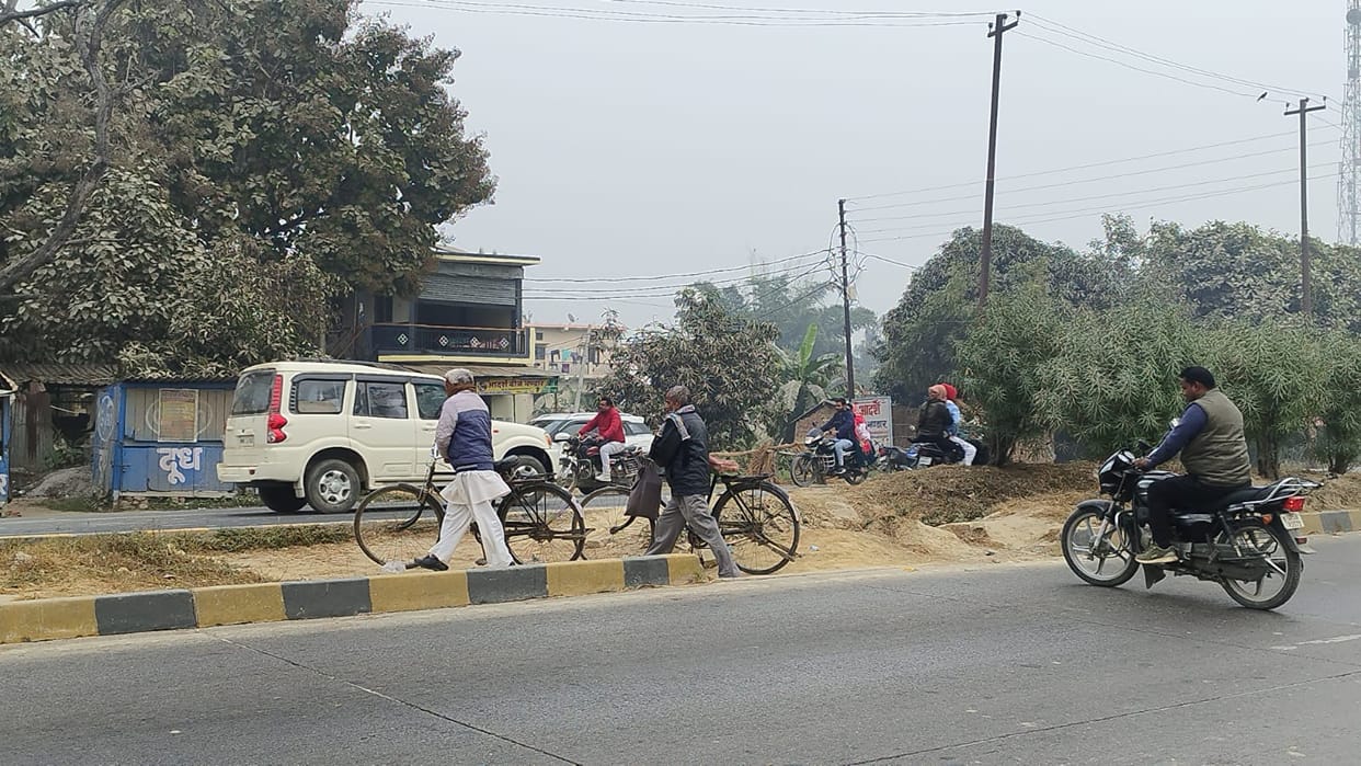 Danger of accident due to illegal cut on highway in fog