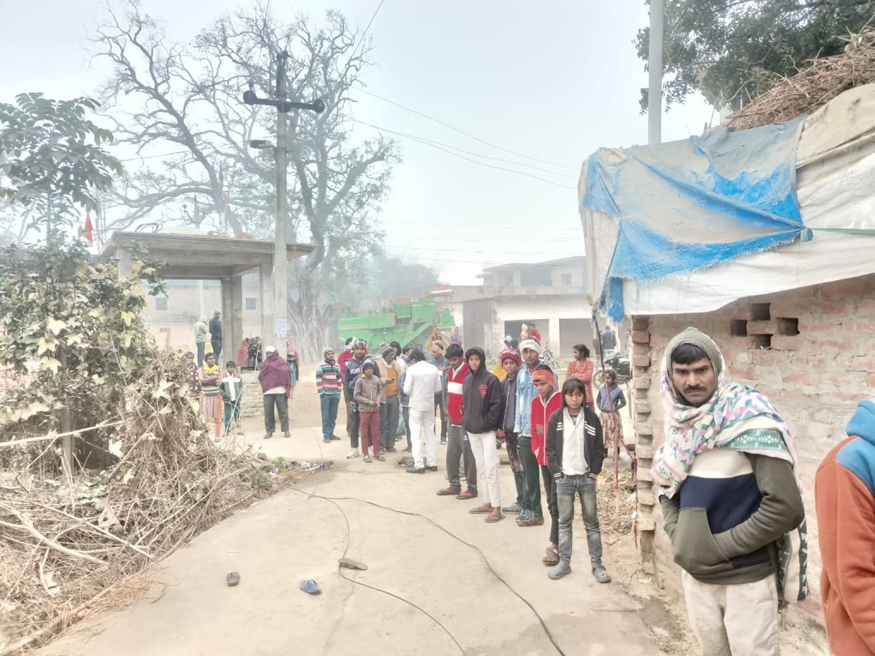 Three children got burnt due to falling of high tension wire, villagers created traffic jam