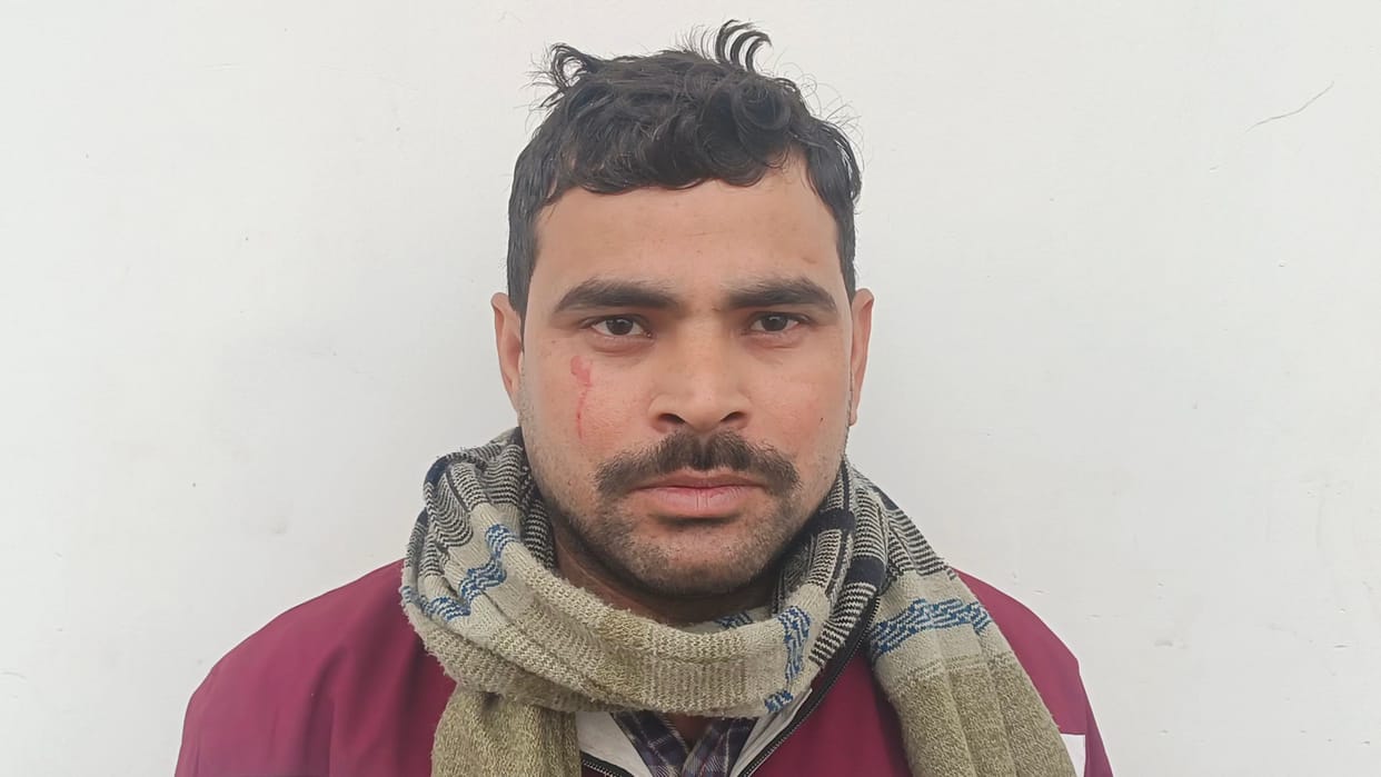 Car-riding miscreants robbed the manager of a pharma company-MR.