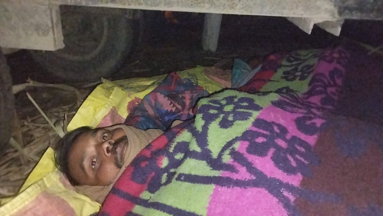 Farmers forced to spend the night under the open sky in the sugarcane yard