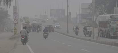 यूपी में कई जगहों पर पड़ना शुरू हुआ कोहरा।