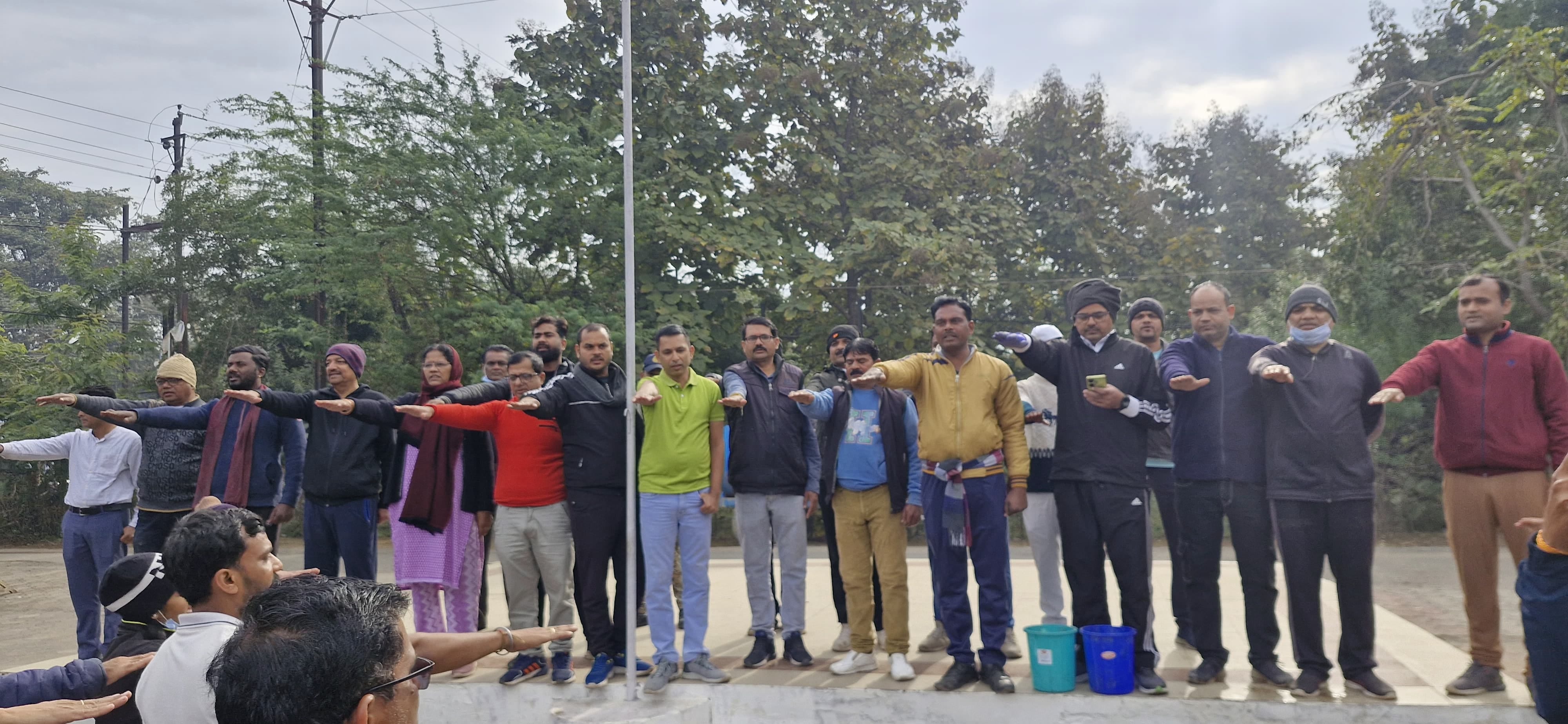 स्वक्षता की शपथ दिलाते कलेक्टर