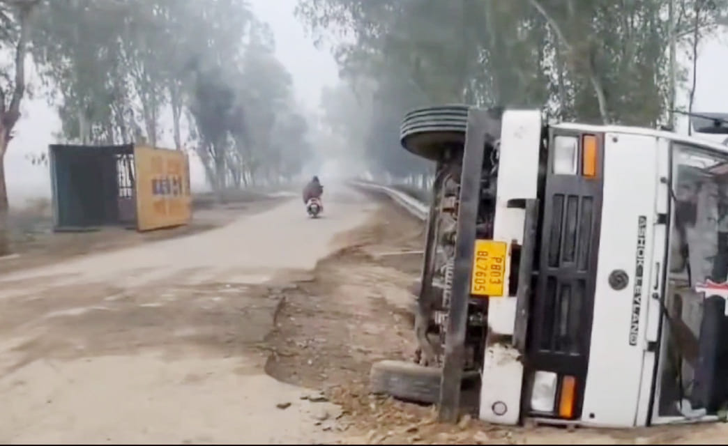 The truck overturned near the canal, the driver was taken out by breaking the glass