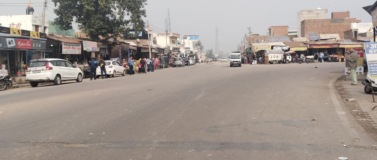 Shopkeepers and villagers of Naguraan demanded the construction of speed breakers.