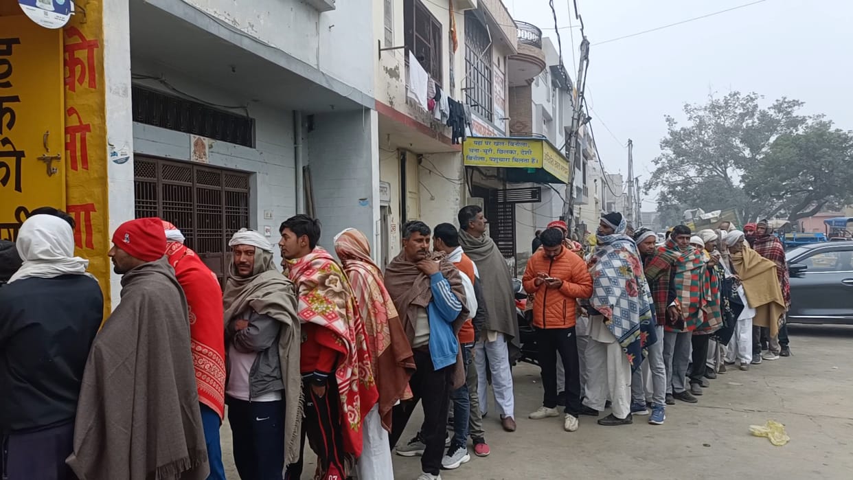 Farmers lined up to get urea bags