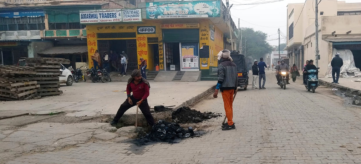Cleaning of drain manhole in grain market started