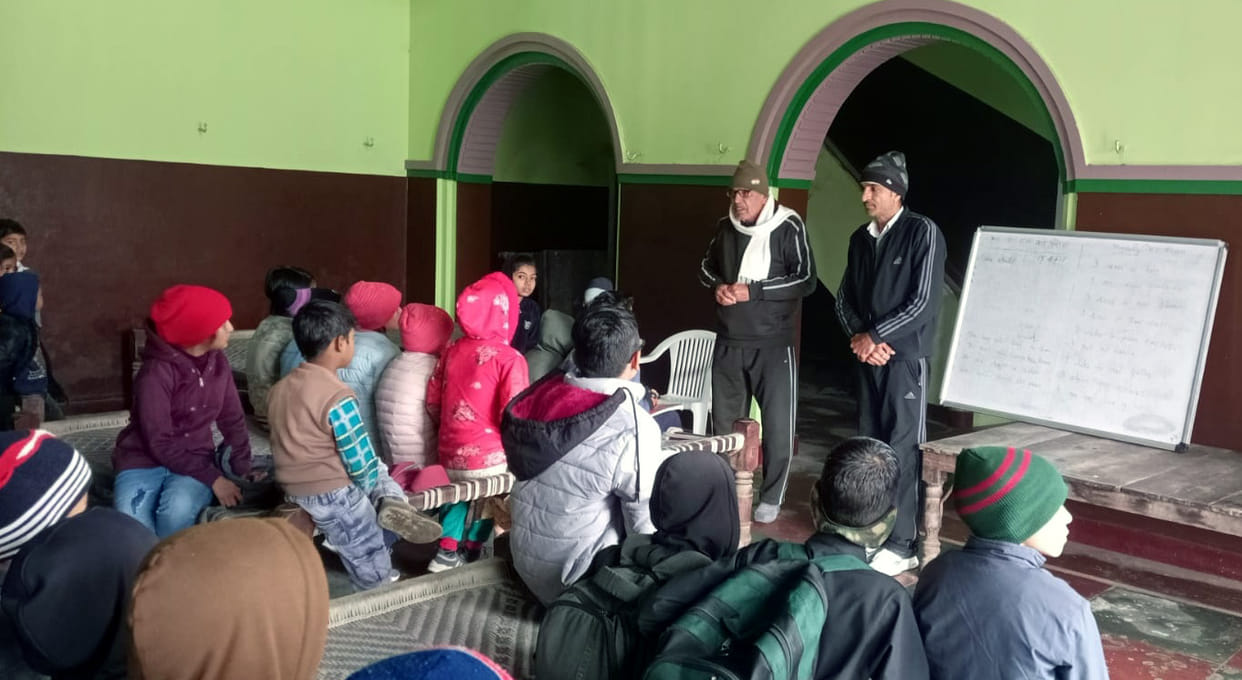 JBT teacher is holding class in Chaupal during winter vacation