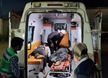 अस्पताल लाए गए घायल।