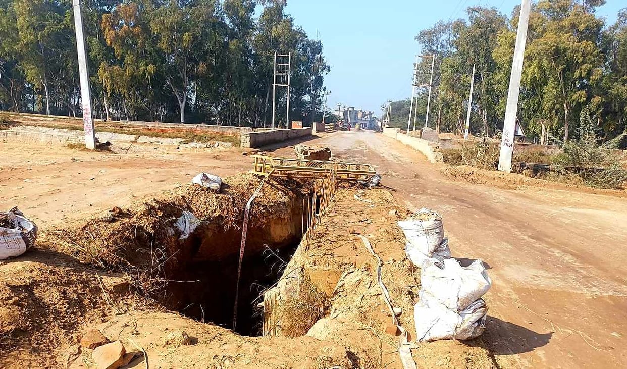 A pit formed in the middle of the road near Bhakra Canal Bridge, fear of accidents