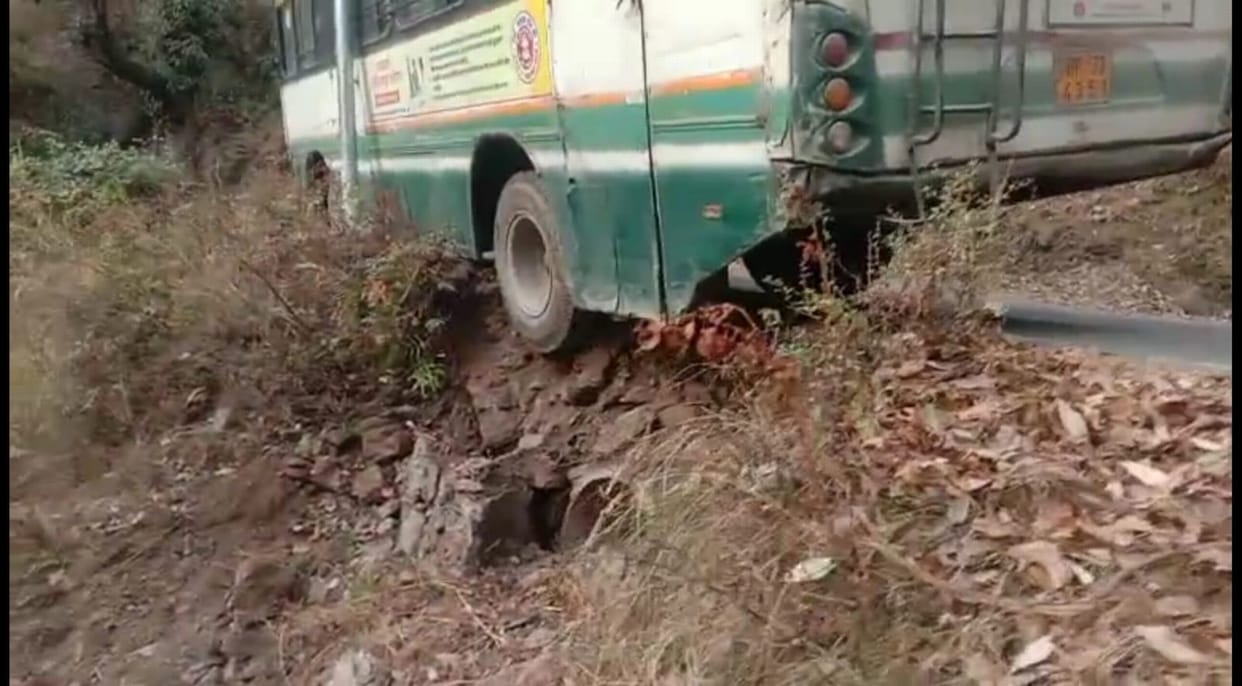 Wheels of bus hanging in air, 32 passengers narrowly escaped
