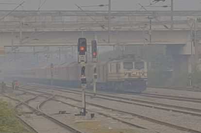 Fog slowed down the speed of trains, delays increased