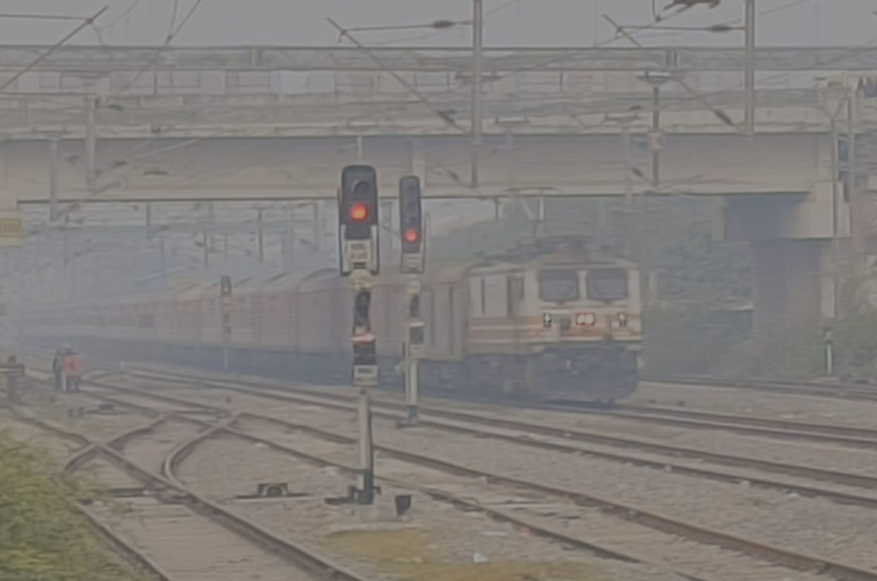Lucknow: Fog disrupts train and plane operations, delaying trains by several hours; flights also make people c