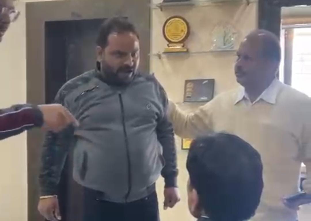 डॉक्टर को गाली देता शख्स