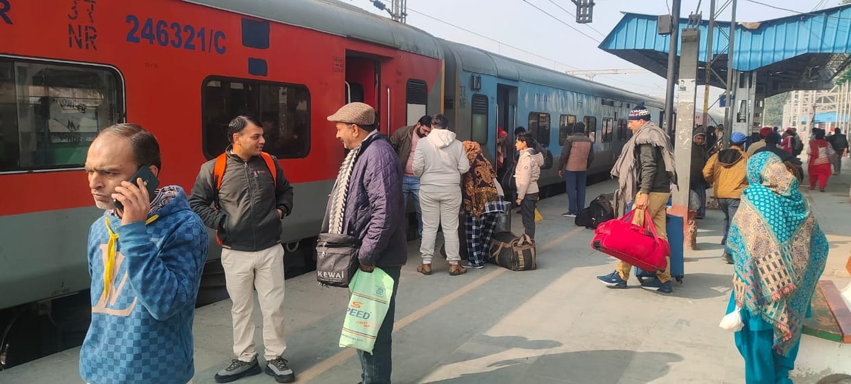 Fog slowed down the speed of trains, Unchahar was delayed by 13 hours and Kalka Shatabdi by 8 hours