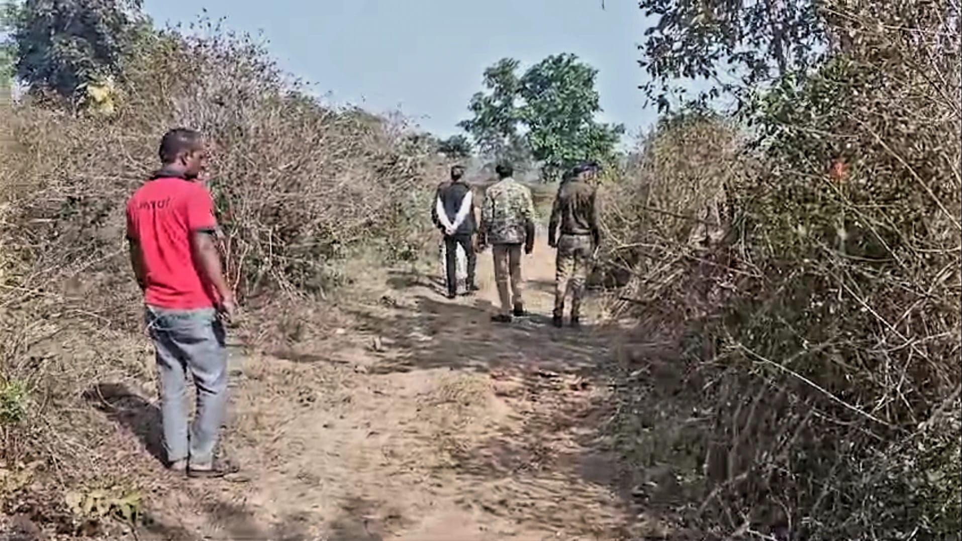 घटनास्थल का मुआयना करती पुलिस।
