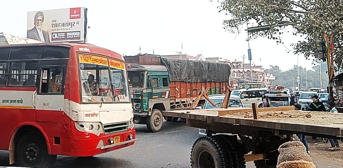 Double decker bus caused jam at Hardoi bypass intersection