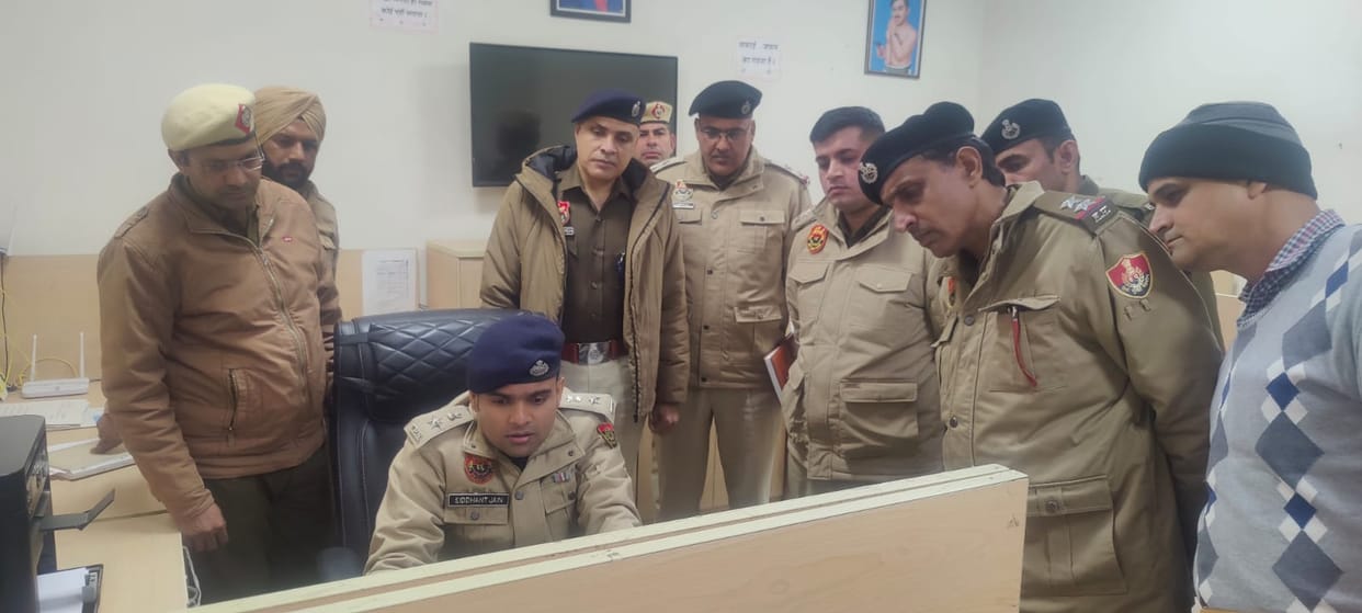 Superintendent of Police did a surprise inspection of Kalanwali police station and checked the records