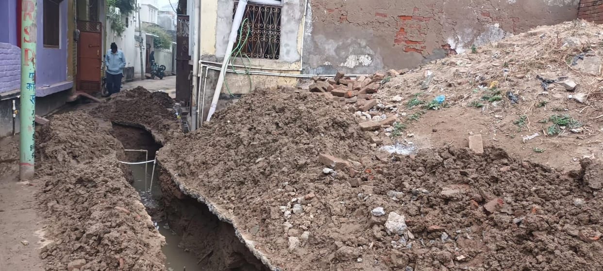 Due to leakage pipeline, the foundation of the houses is shaking, the houses are cracking.