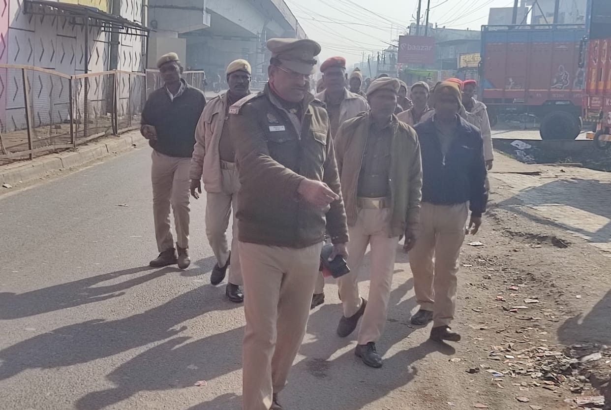 Police personnel removing vehicles parked on the roadside at Mehndawal bypass.