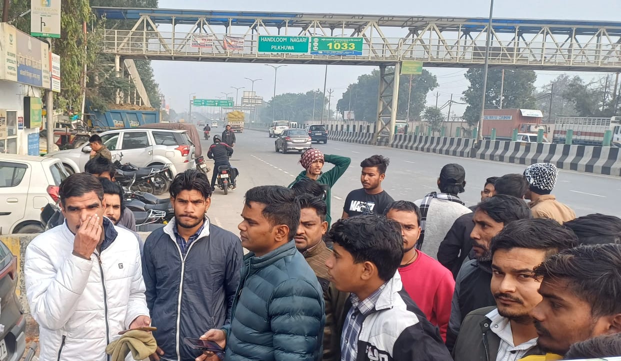 Hindu Raksha Dal caught a car full of animal meat and created a ruckus