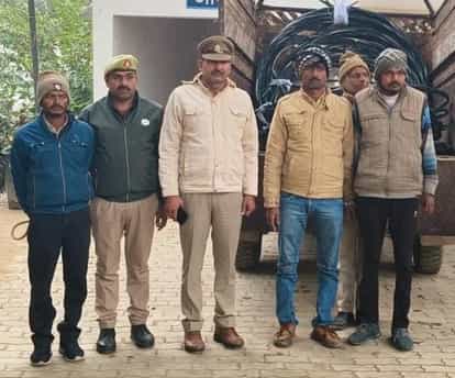 Three miscreants who stole electricity wires from poles were arrested