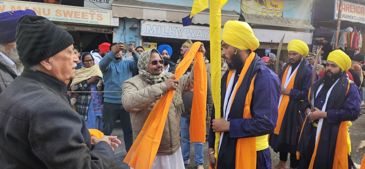 Nagar Kirtan was welcomed with flower shower, Gatka group showed their skills