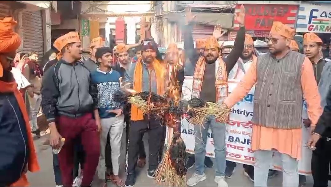 Bajrang Dal burnt the effigy of former MP in Pilkhuwa