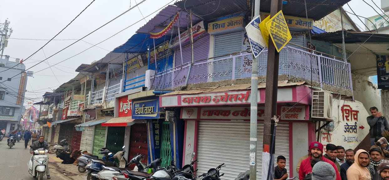 Damoh The municipality sought documents from 56 shopkeepers of the dilapidated 100-year-old Sarafa Bazar