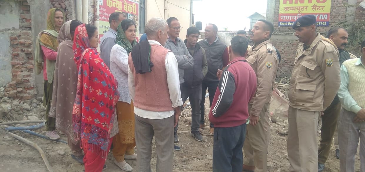 People of six villages troubled by drinking water crisis took to the streets