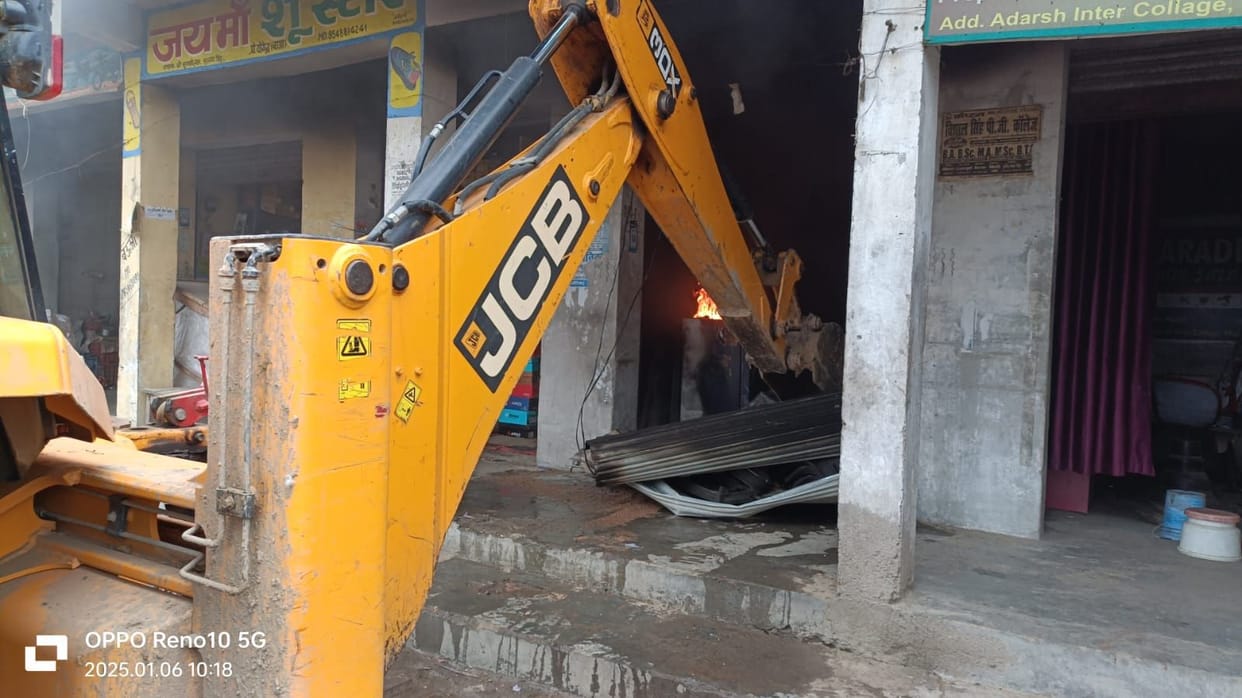 Fire broke out due to short circuit in a closed restaurant