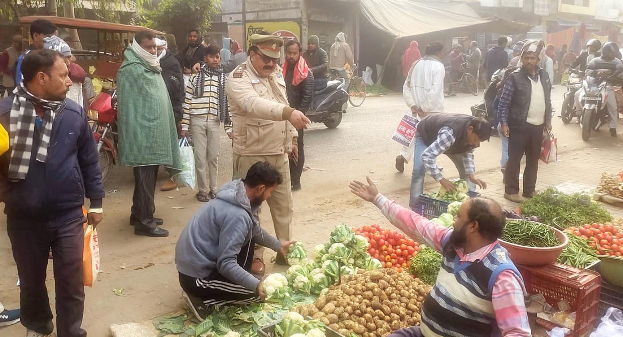 Traffic police removed carts and stalls in Ujhani