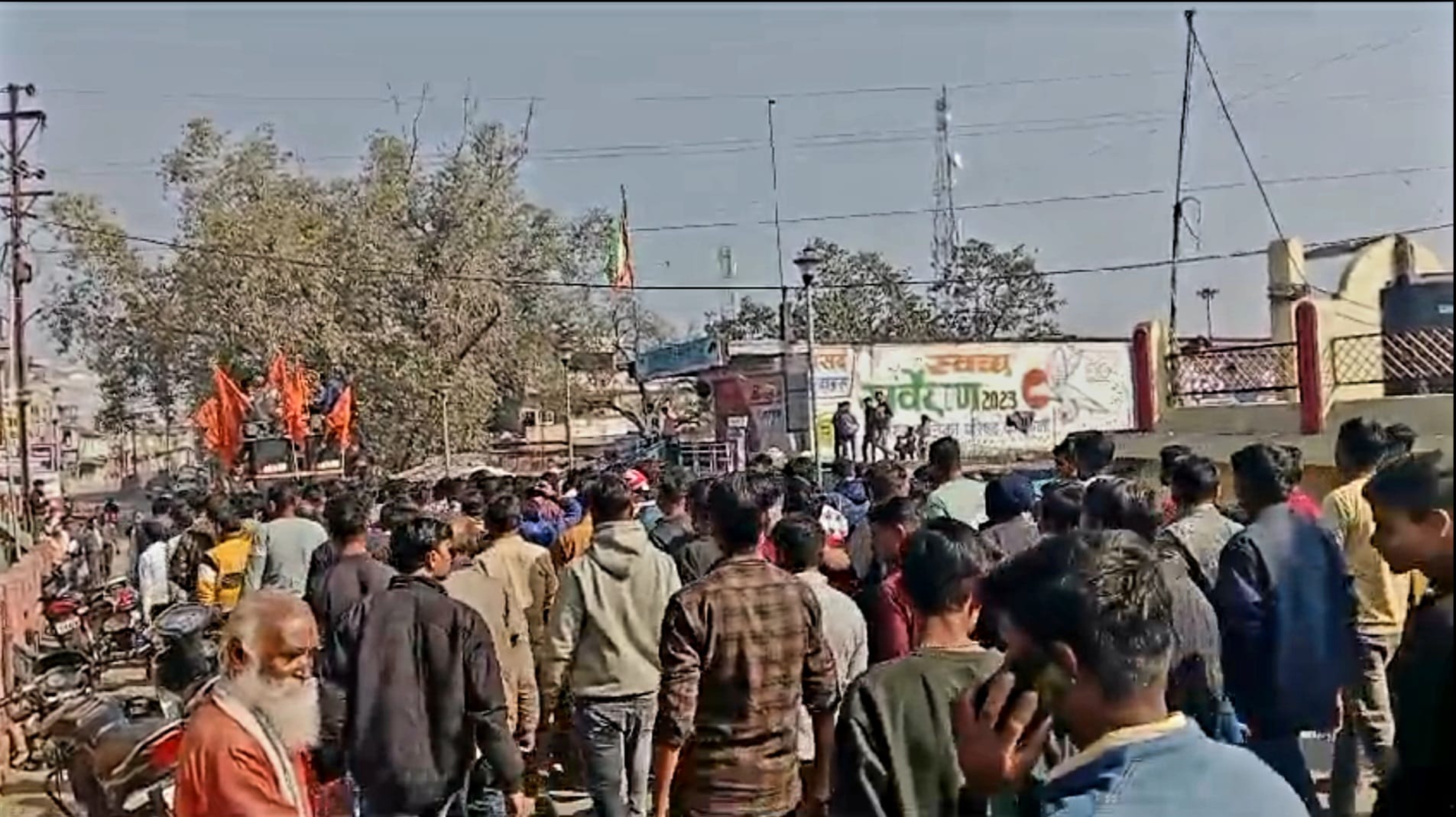 विरोध प्रदर्शन संगठन के लोग।