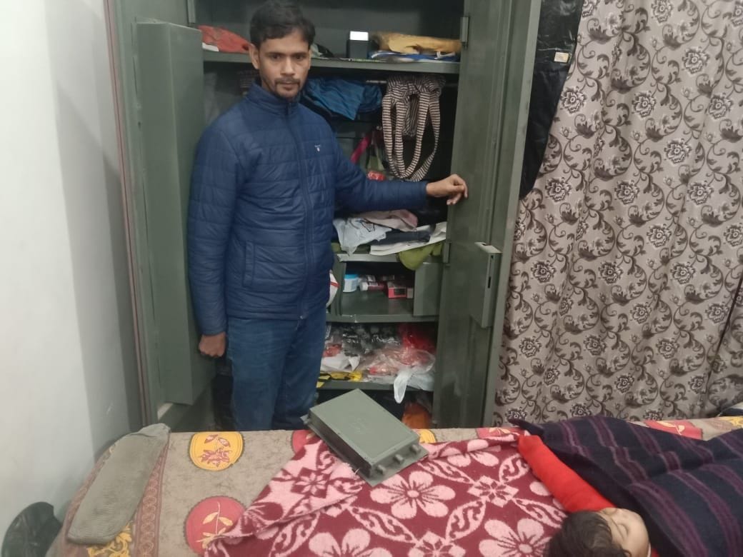 Thieves broke the lock of engineer's house and made away with goods worth lakhs