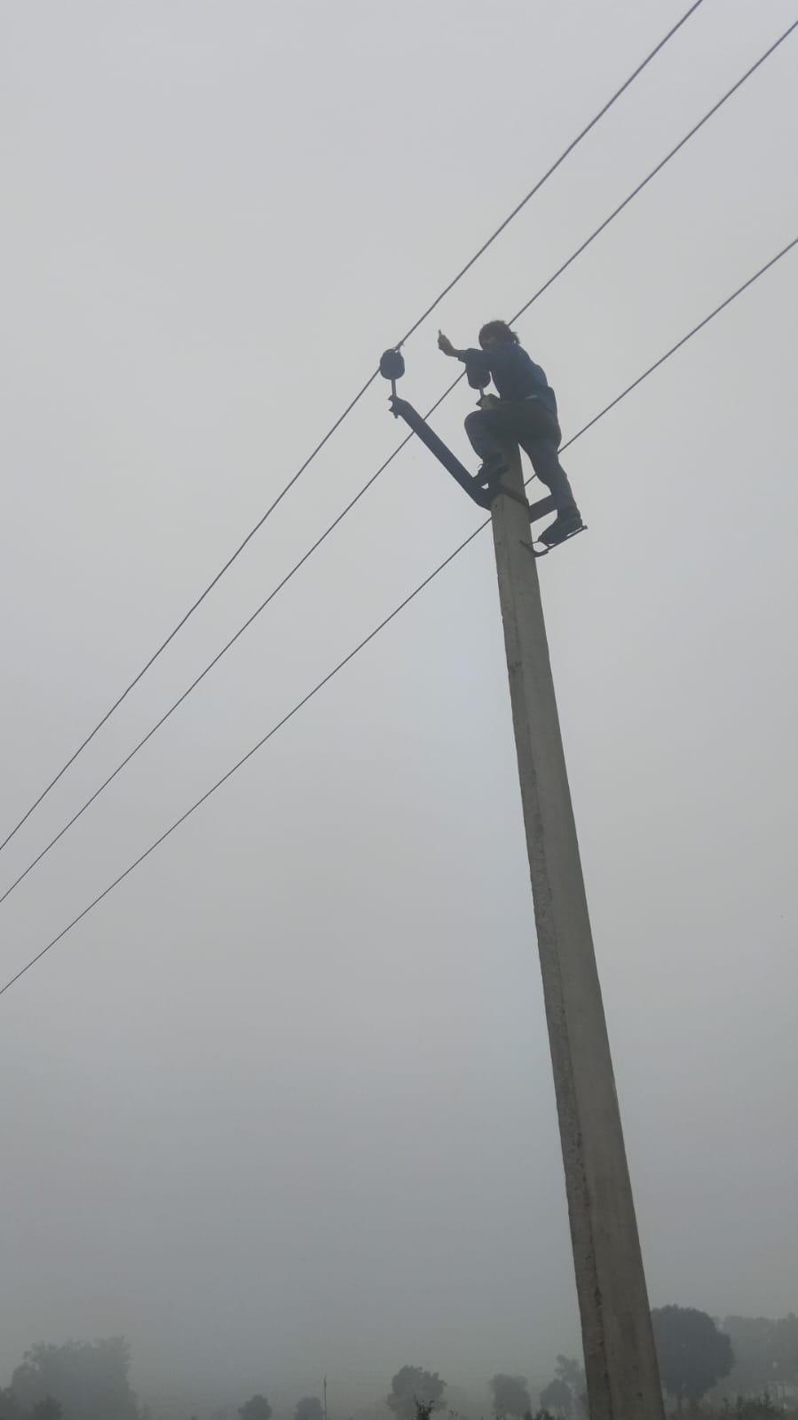 100 villages remained in darkness for three and a half hours due to break down of HT line