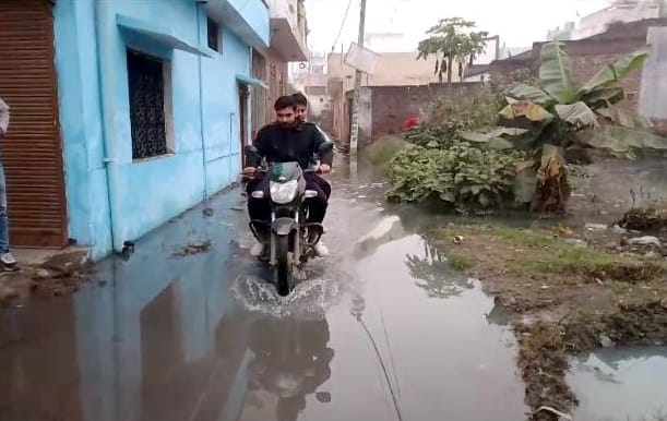 The streets of Anand Vihar are filled with water since last 40 days