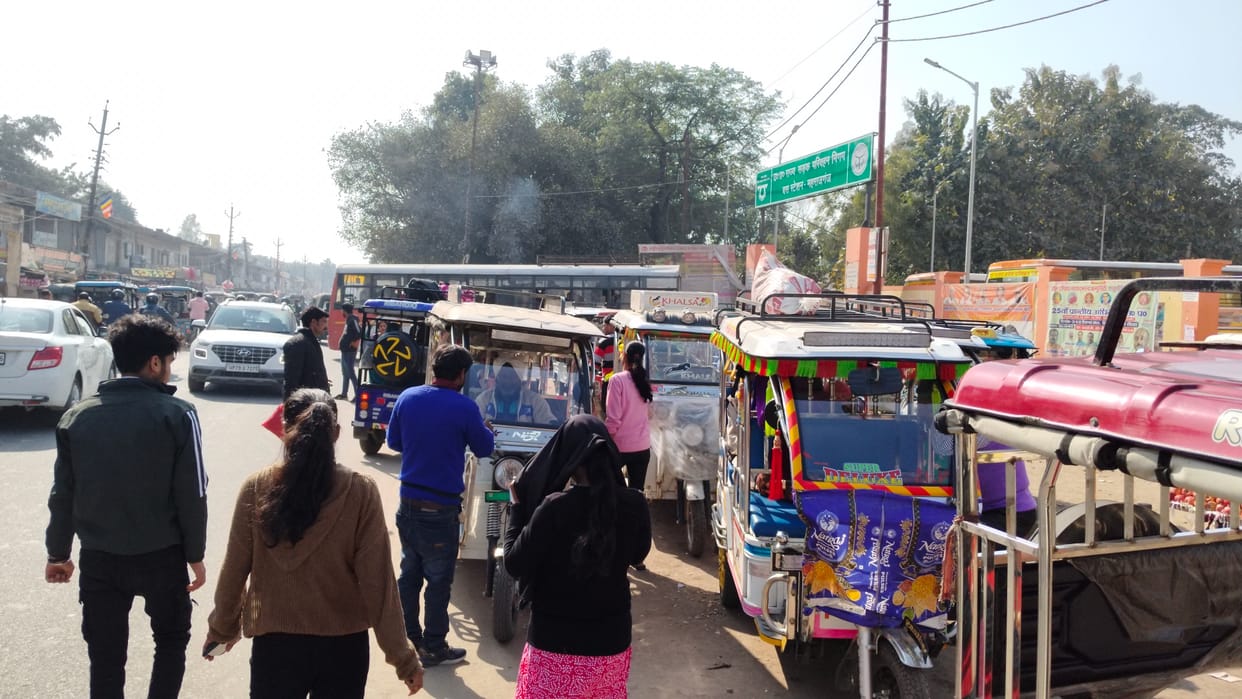 Arbitrariness of e-rickshaw drivers, people struggling with jam at bus station