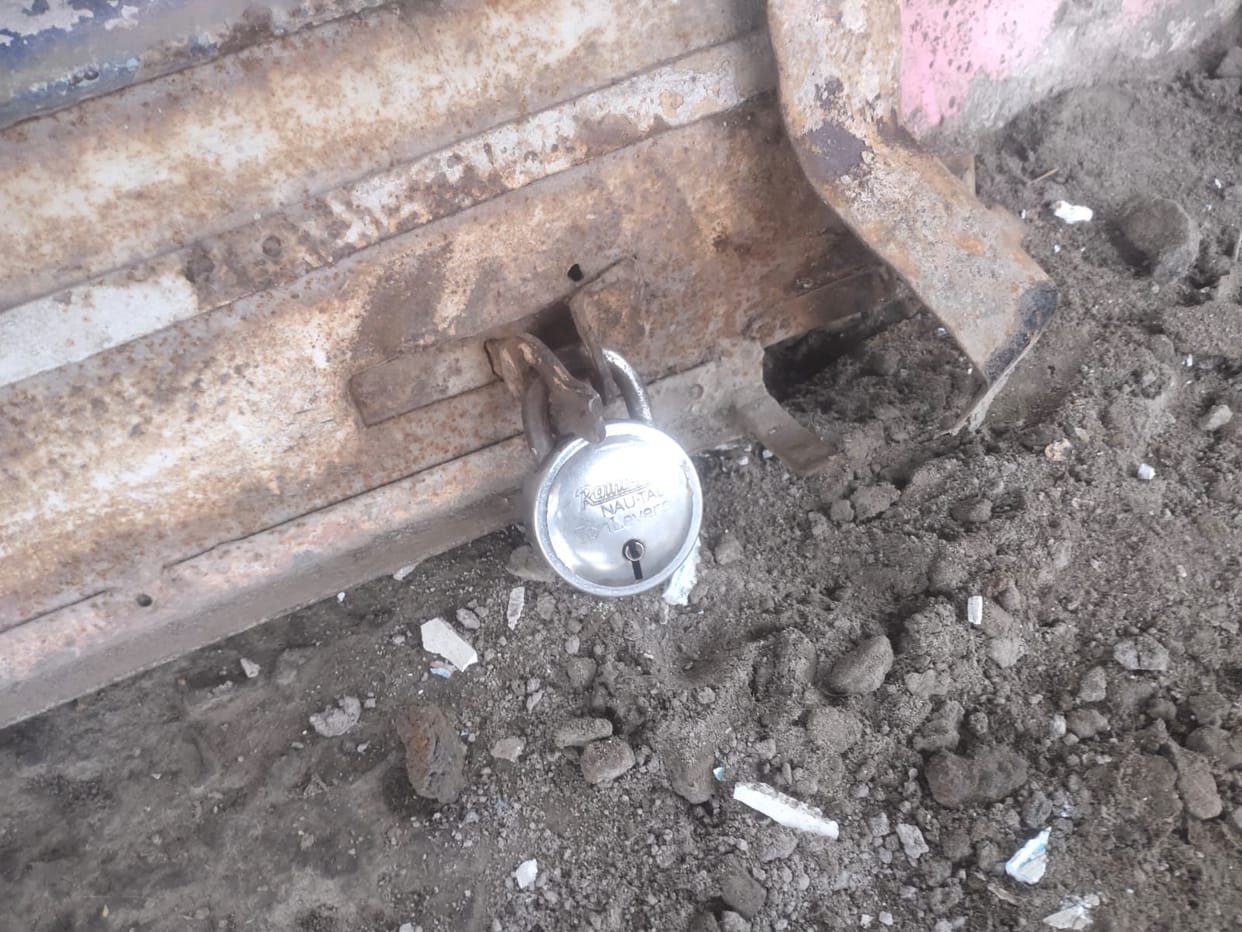 Attempt to break the locks of two shops