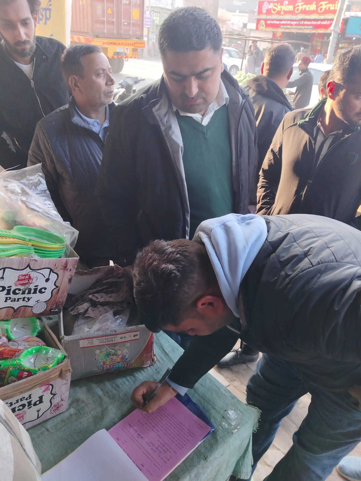 Single use plastic found in three shops, Pollution Control Board and Municipal Council team issued challan