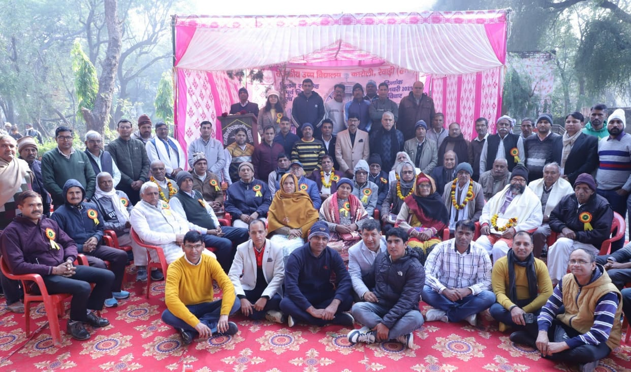 Alumni shared experiences in the meeting