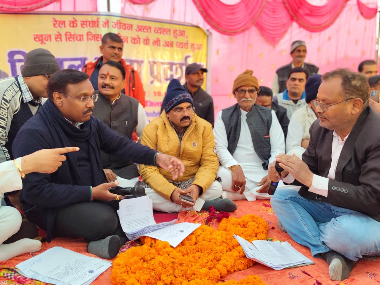 धरने पर बैठै पूर्व मंत्री कमलेश्वर पटेल।