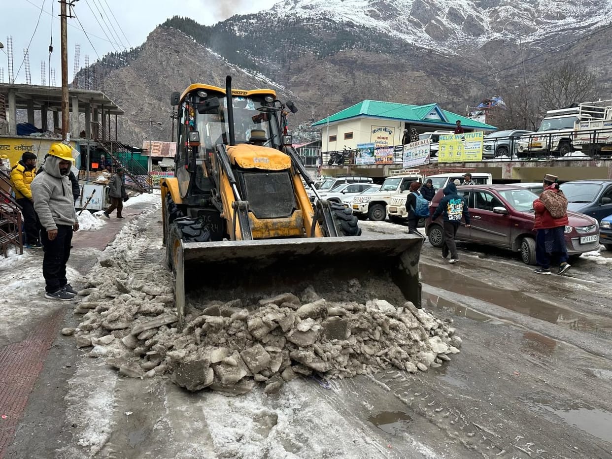 35 people including seven vehicles trapped in snow in Chanshal valley rescued