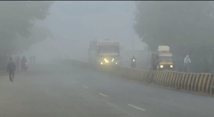 कोहरे में लाइट जलाकर चलते वाहन