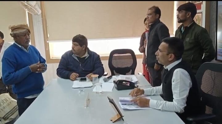 कलेक्टर को आवेदन देते हुए