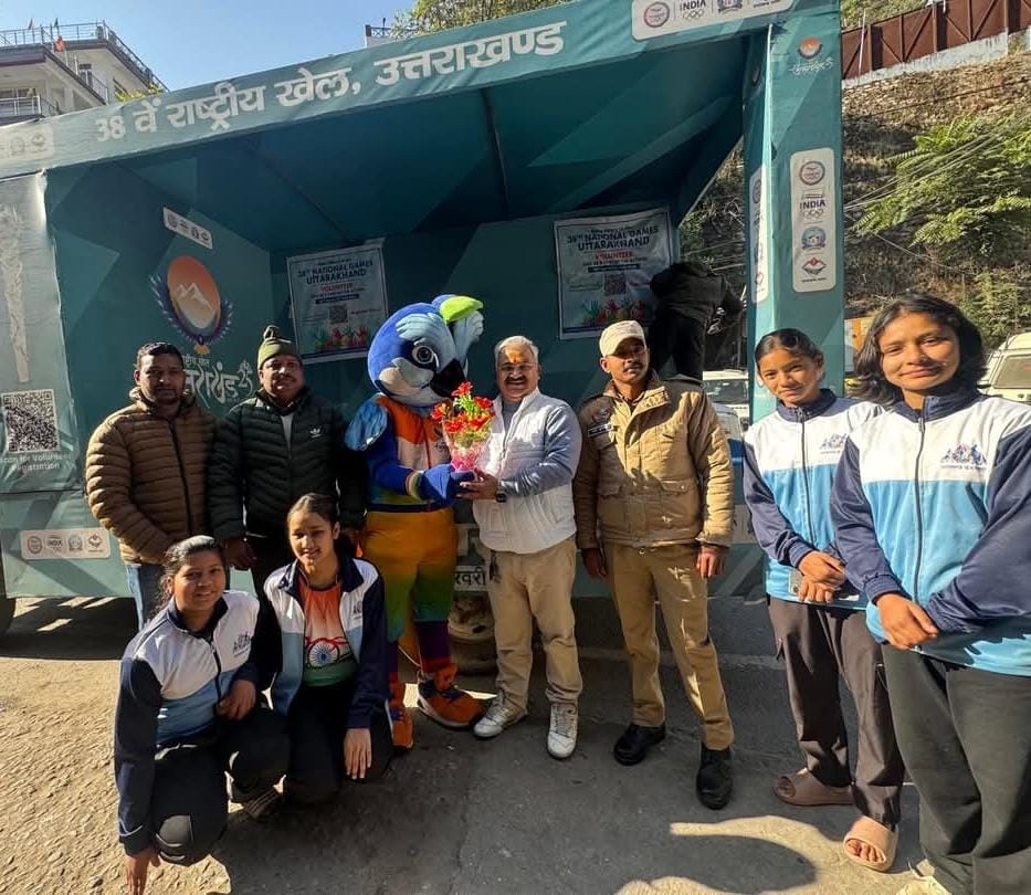 Publicity vehicle reached Karnaprayag, people took selfie with the mascot