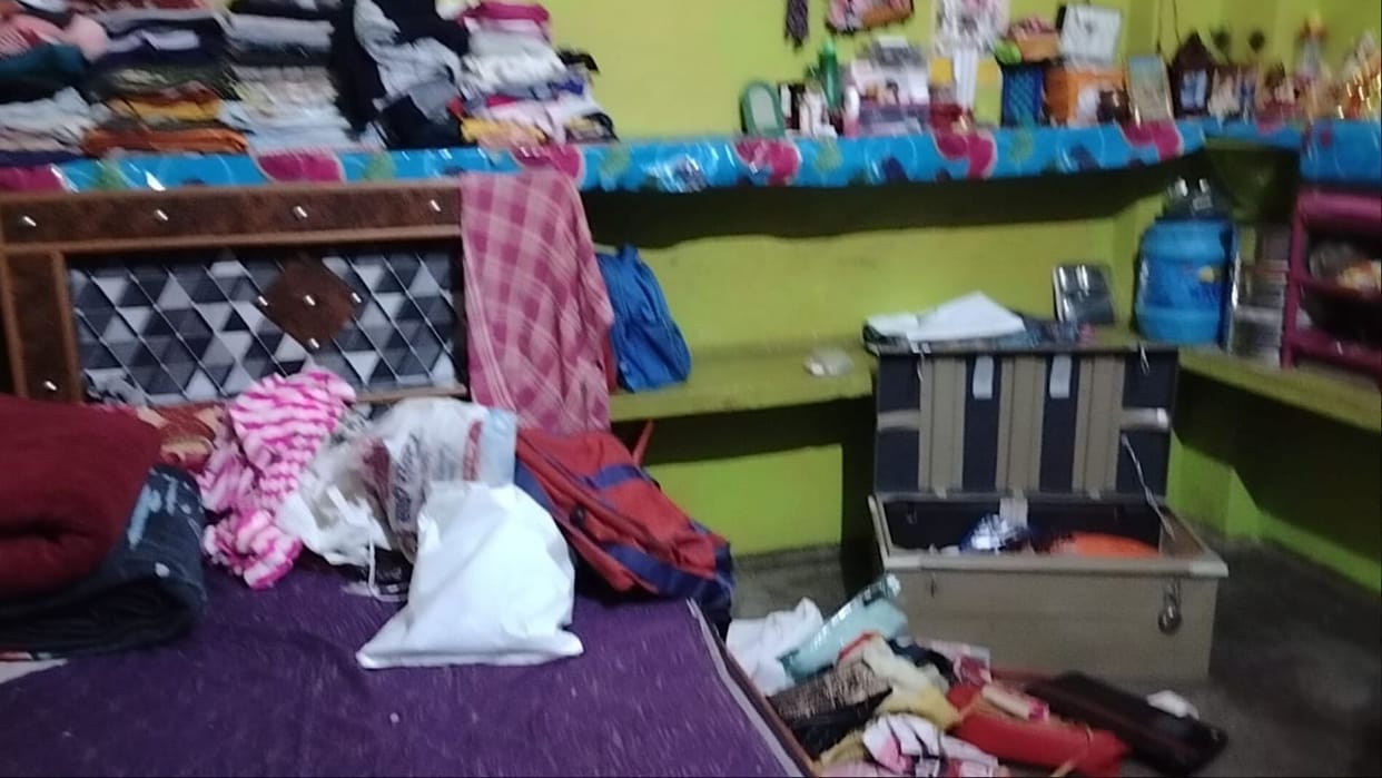Jewelery and cash worth Rs 3 lakh stolen from two houses