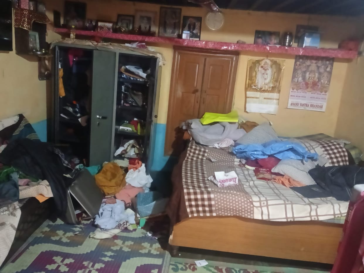 Locks of six houses were broken and cash and jewelery were stolen in the middle of the night.