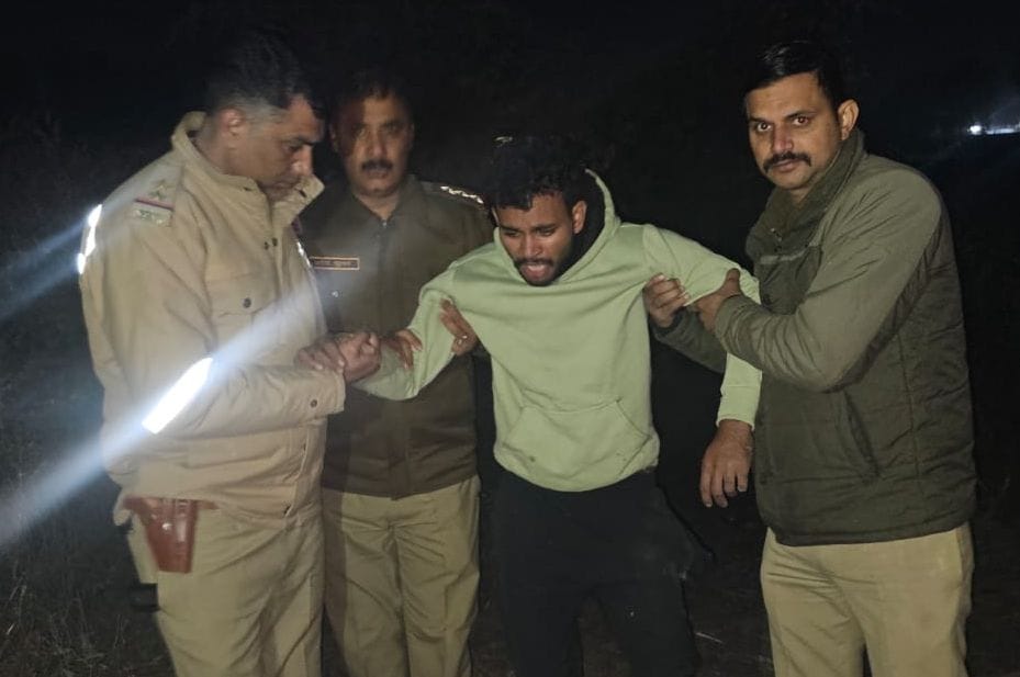 Police encounter with vehicle thieves, two shot in the leg